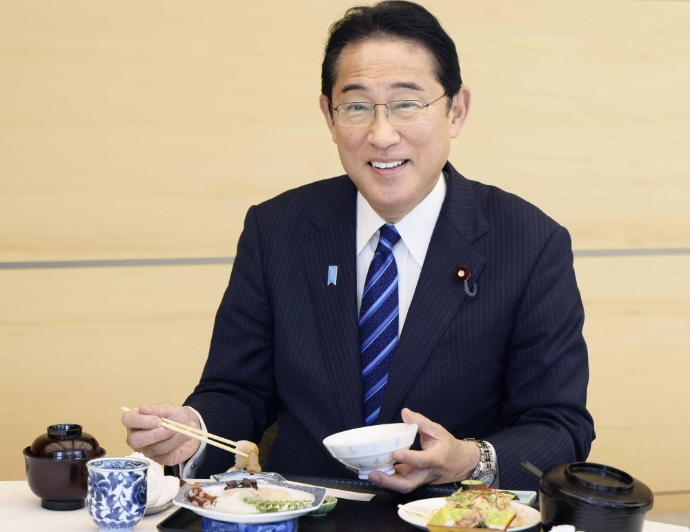 Премьер-министр Фумио Кисида съел то, что он назвал «безопасной и вкусной» рыбой, но вряд ли кого-то убедил 