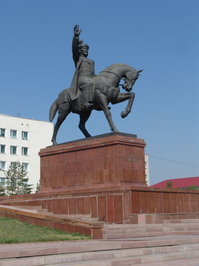 Памятник хану Абулхаиру на проспекте его имени в г. Актобе (Актюбинске)